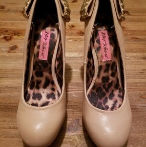 Betsy Johnson vendetta pumps